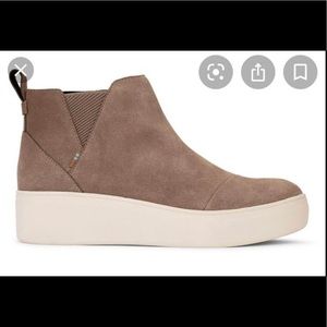 Toms Jamie Slip On Taupe 8.5W Shoe